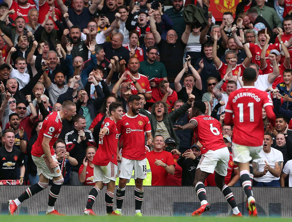 调皮二娃上线，穆勒庆祝夺冠时和25号队友高尔德顶牛假装受伤（穆勒夺冠庆祝与25号高尔德顶牛嬉闹，二娃调皮上演装伤）