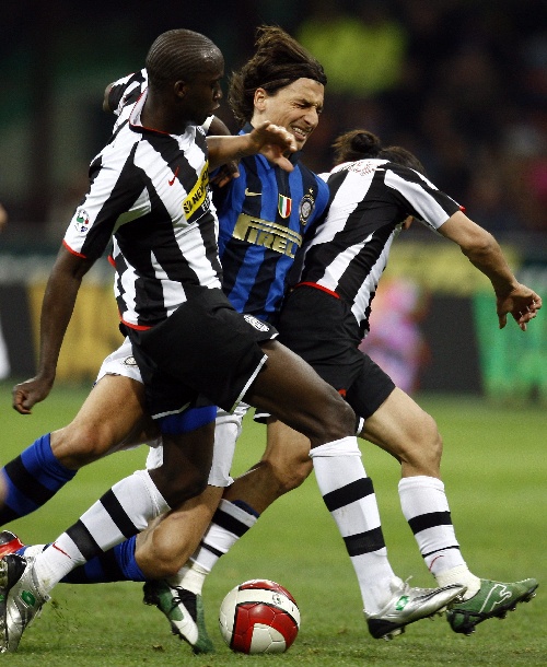 篮球湖人全队配合默契提升（湖人全队配合日益默契）